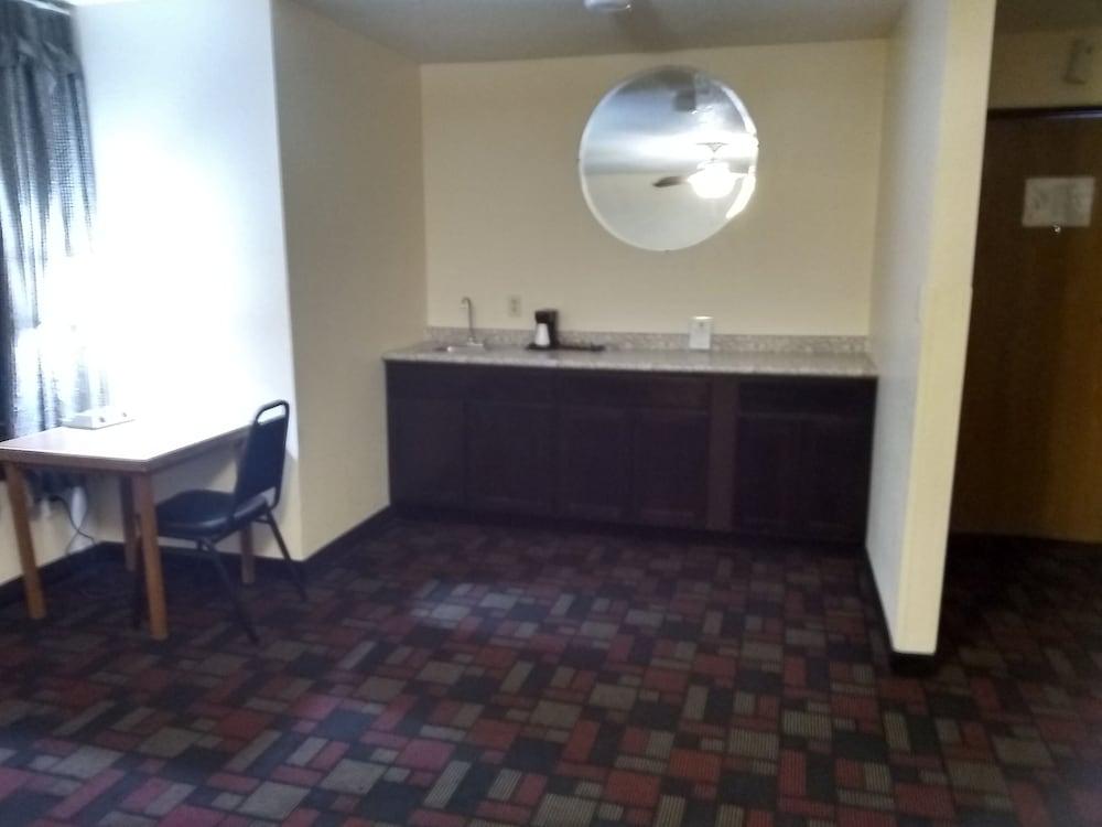 Super 8 by Wyndham Boonville photo 6