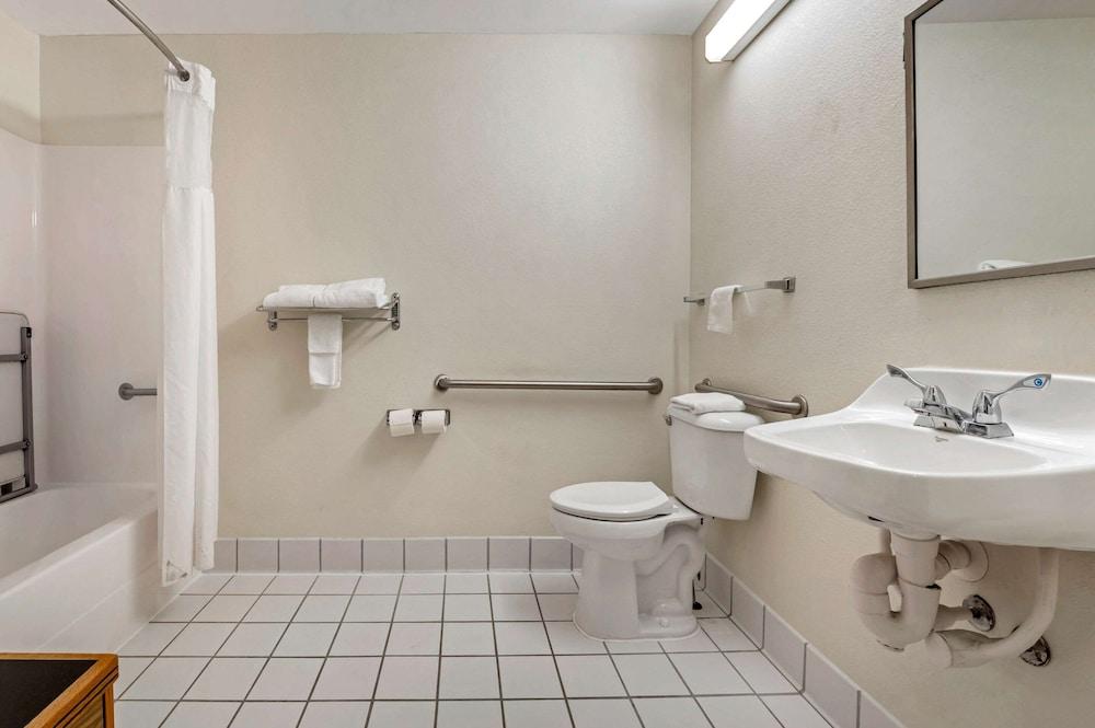 Quality Inn & Suites photo 26