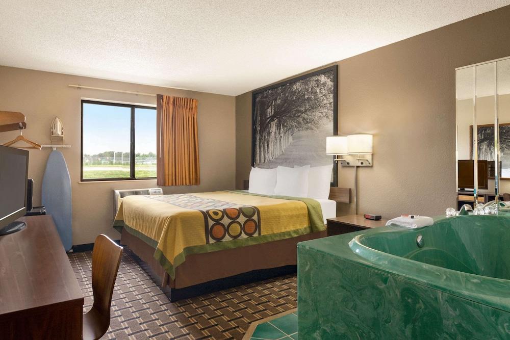 Super 8 by Wyndham Mayfield photo 4