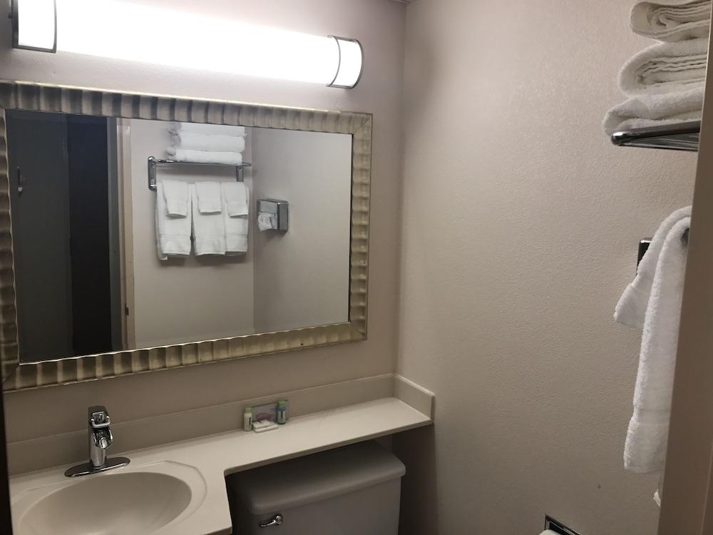 Ramada by Wyndham Albert Lea photo 16