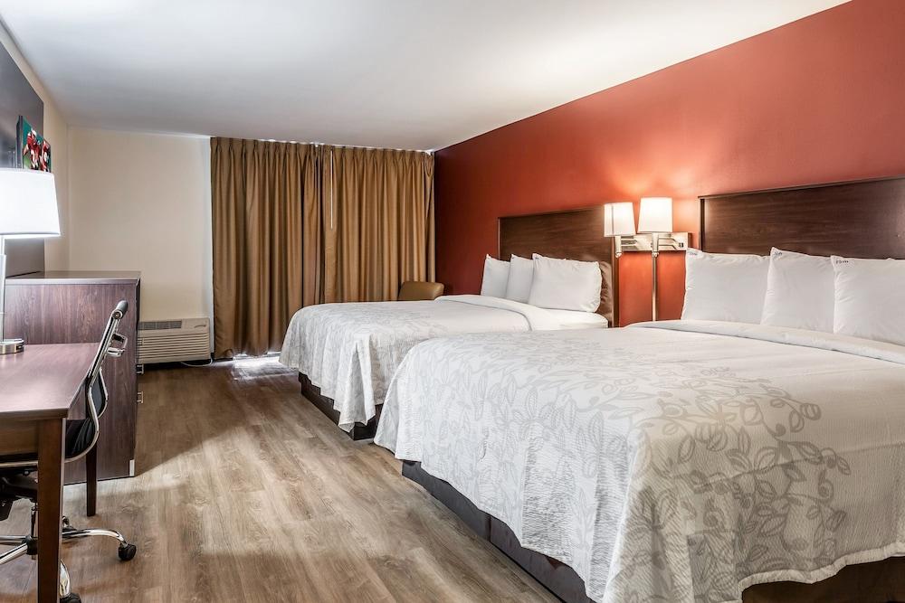 Red Roof Inn PLUS+ & Suites Houston - IAH Airport SW photo 18