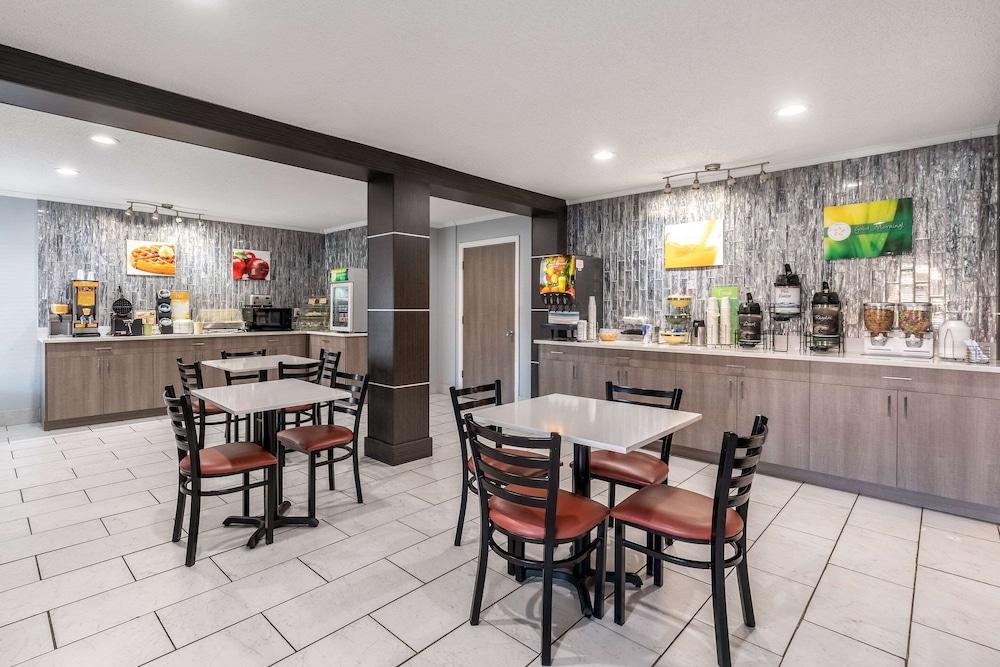 Quality Inn Cleveland North photo 4