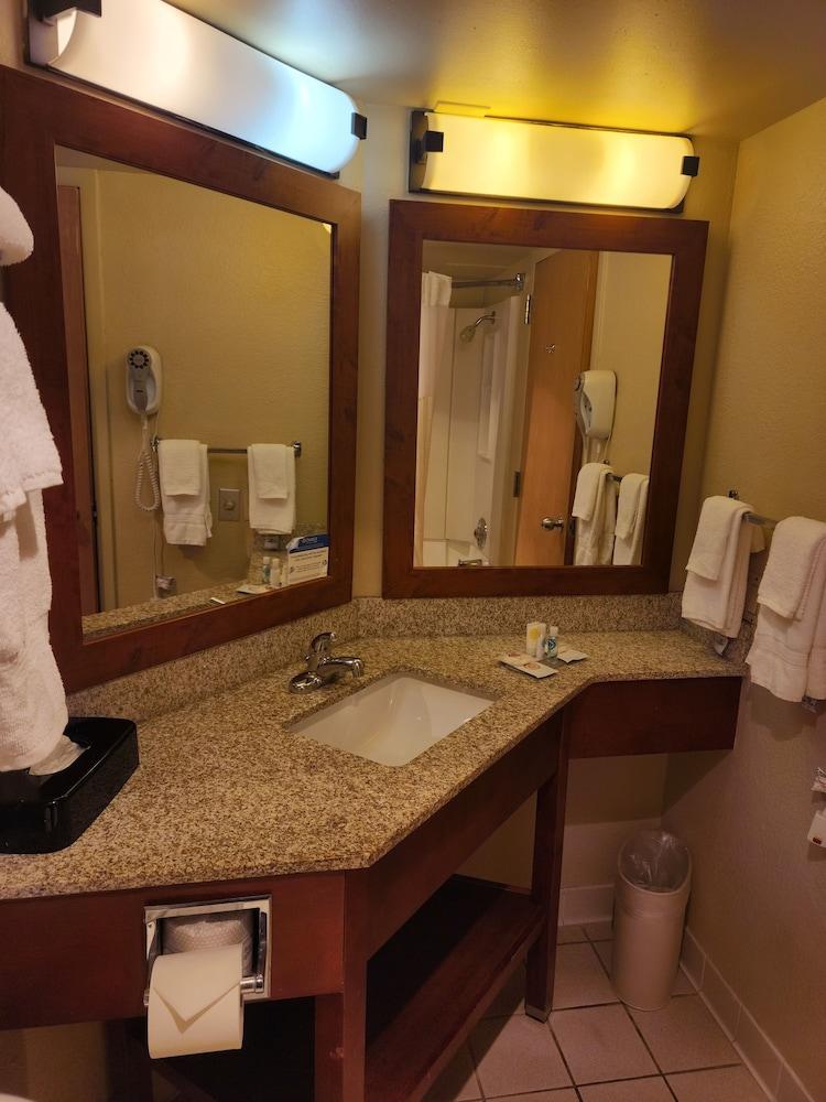 Comfort Inn & Suites Madison - Airport photo 9