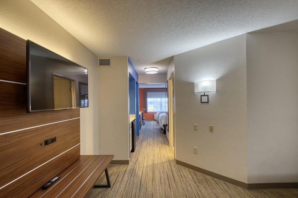 Holiday Inn Express Hotel & Suites Oshkosh by IHG photo 19