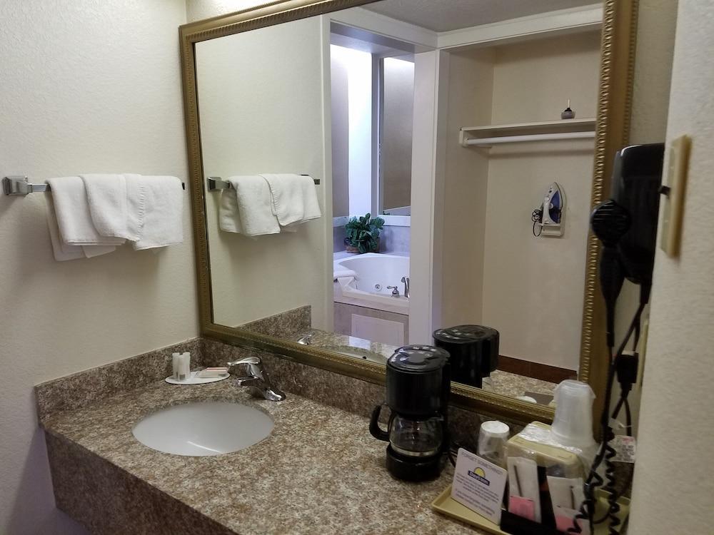Days Inn by Wyndham Leesville photo 37