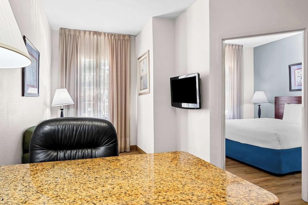 MainStay Suites Addison-Dallas photo 9