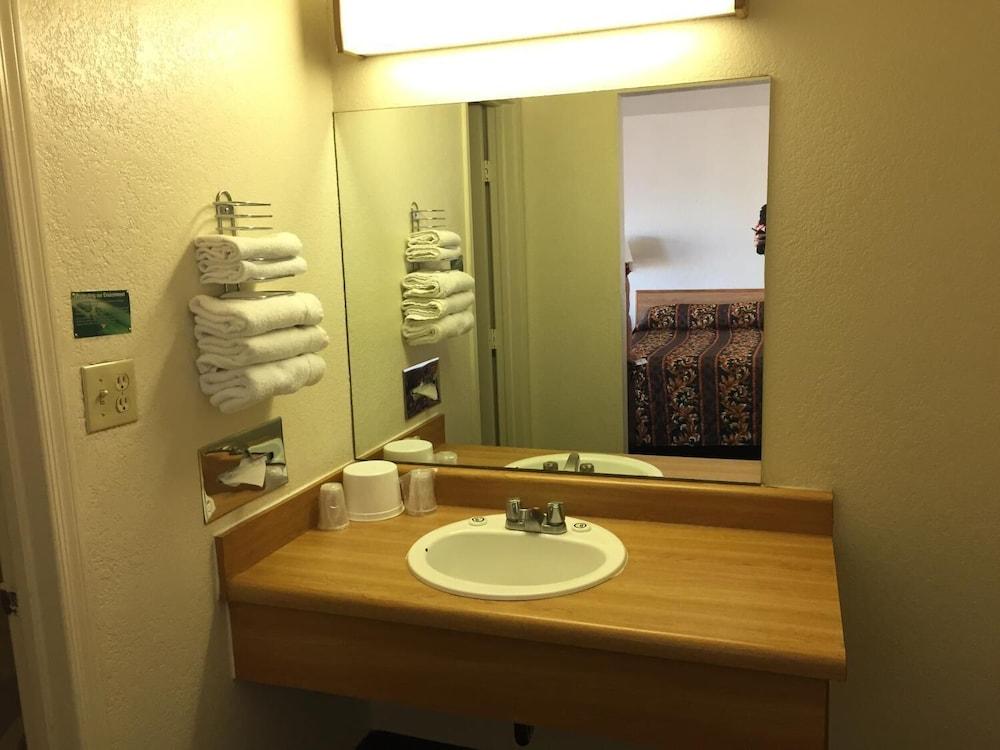 E-Z 8 Motel Phoenix Airporter photo 21