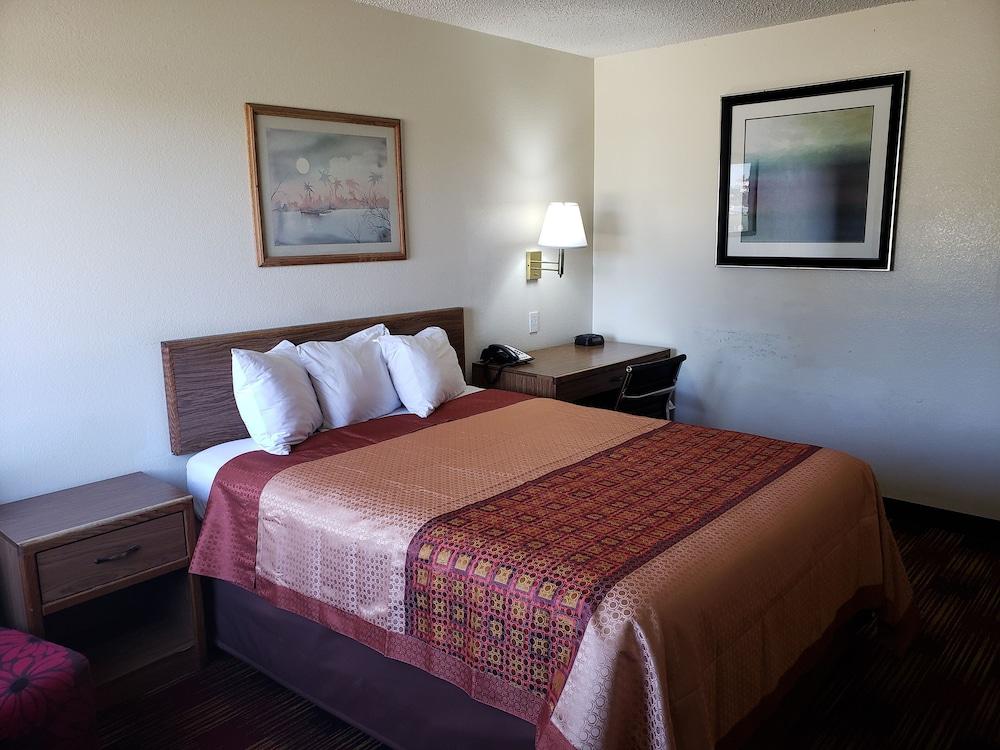 Americas Best Value Inn & Suites Harrisonville photo 72