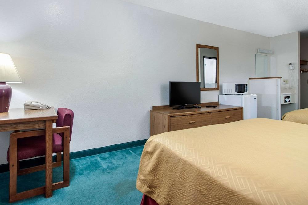 Econo Lodge Oacoma - Chamberlain West photo 69