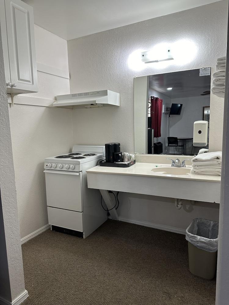 Travelers Inn Motel photo 49