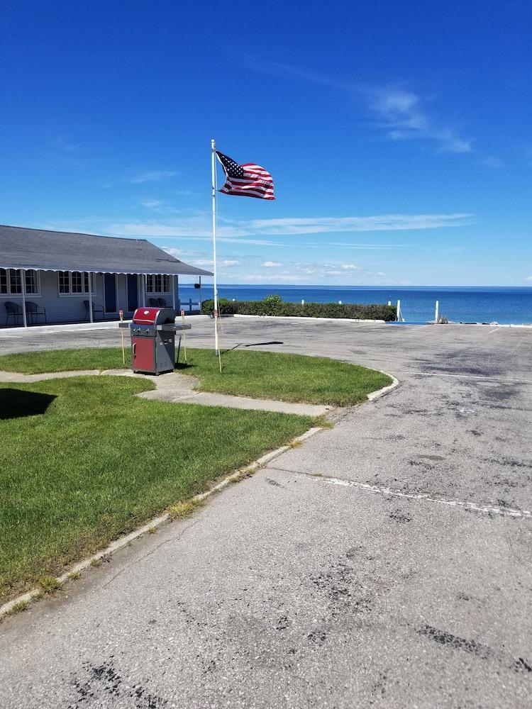 Bayview Lakefront Motel photo 1