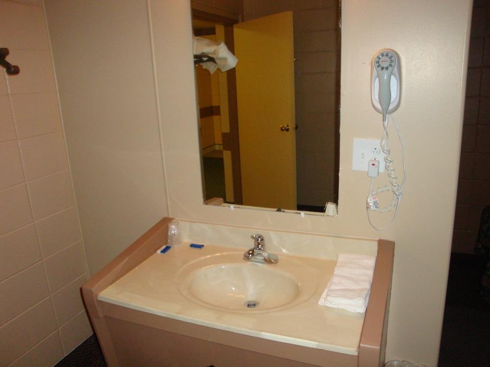Economy Inn photo 24