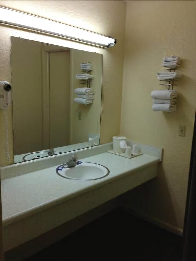 Super 7 Inn Siloam Springs photo 12