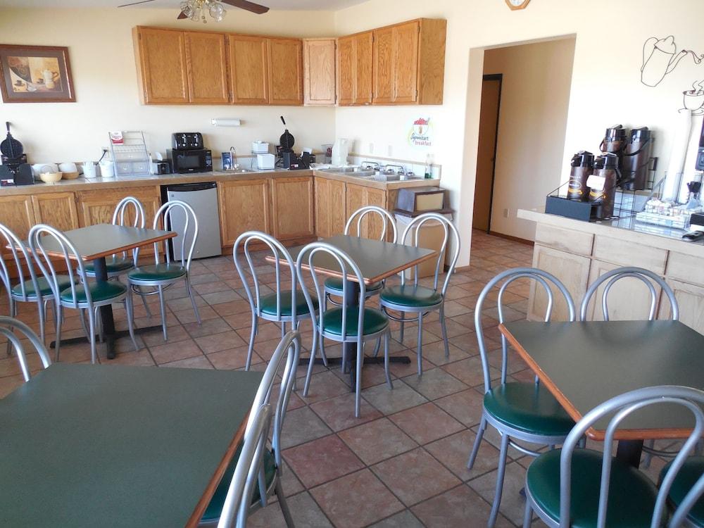 Super 8 by Wyndham Buffalo photo 15