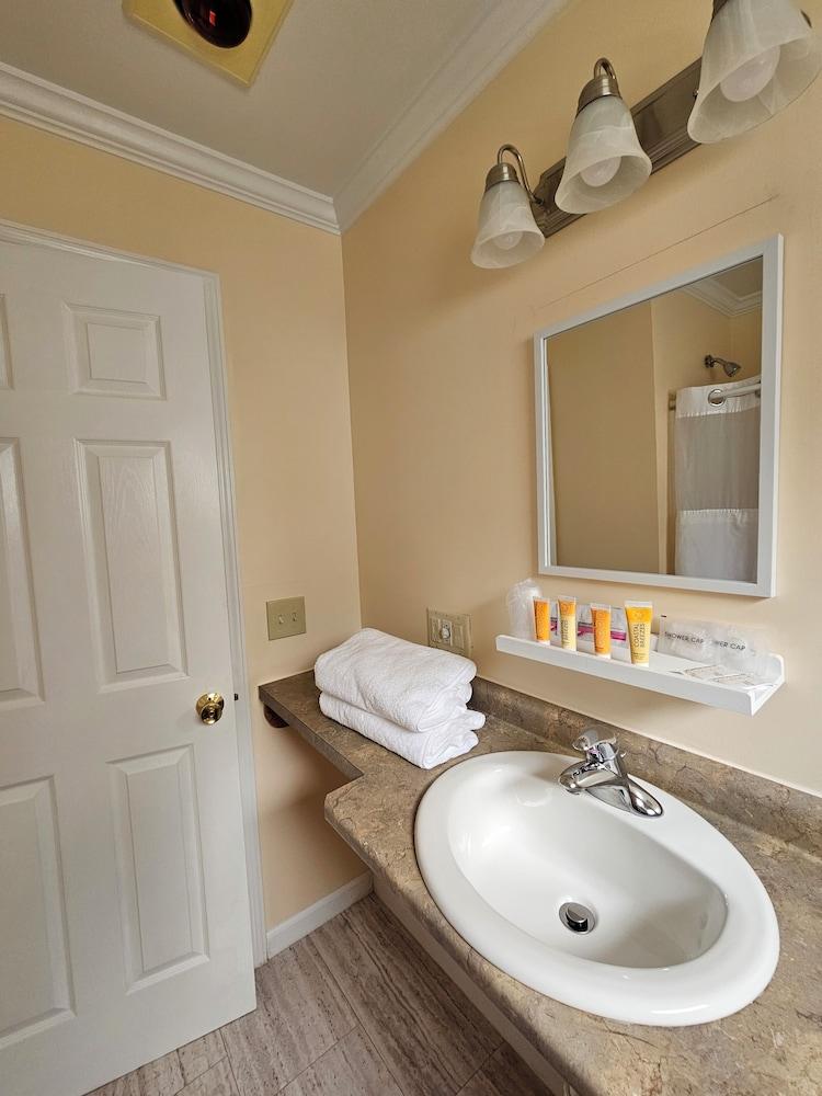 Capt.'s Inn & Suites photo 39