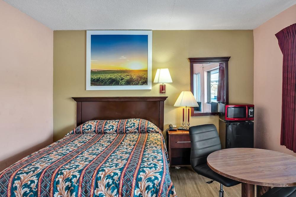 Travelers Inn photo 20