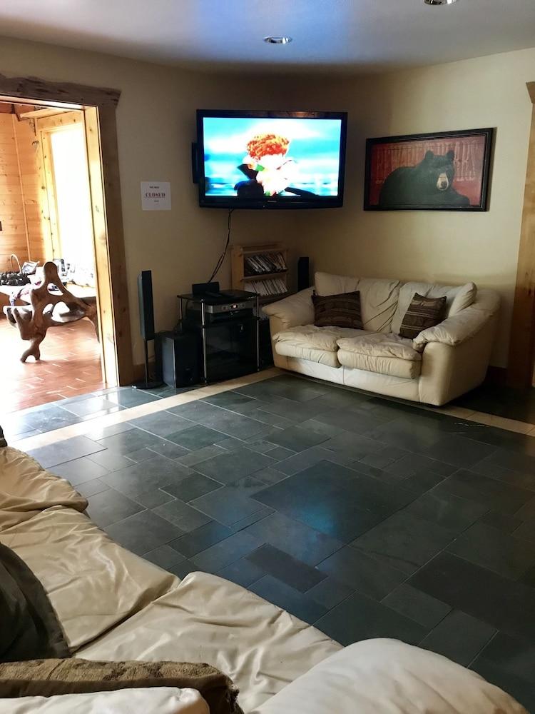 Twin Peaks Lodge and RV Park photo 31
