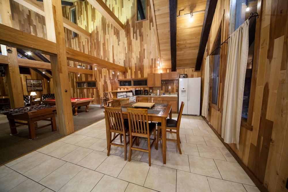 Log Cabin Lodge & Suites photo 8