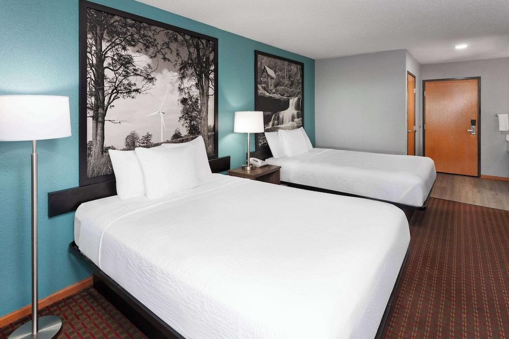 Super 8 by Wyndham McHenry/Fox Lake Area photo 11