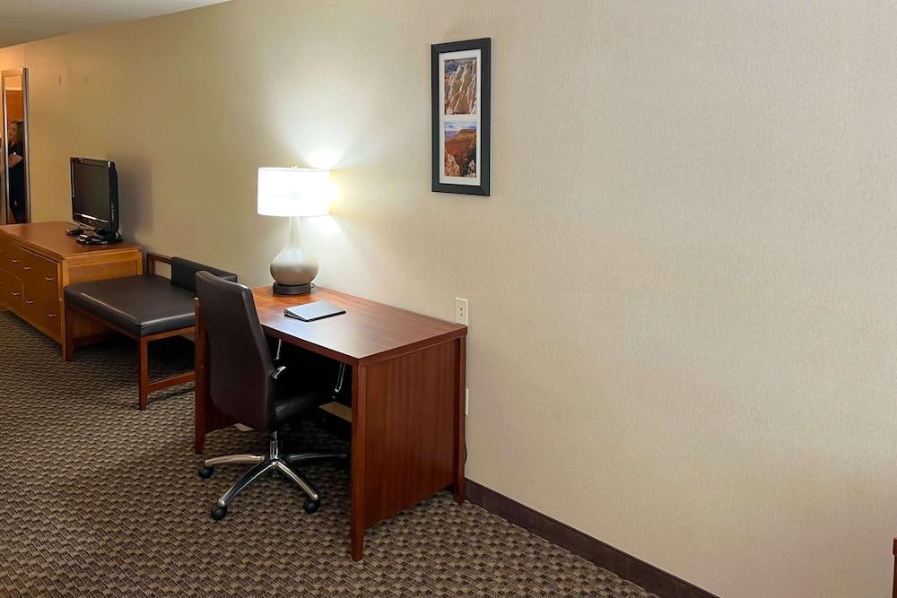 Comfort Inn & Suites Thatcher - Safford photo 9