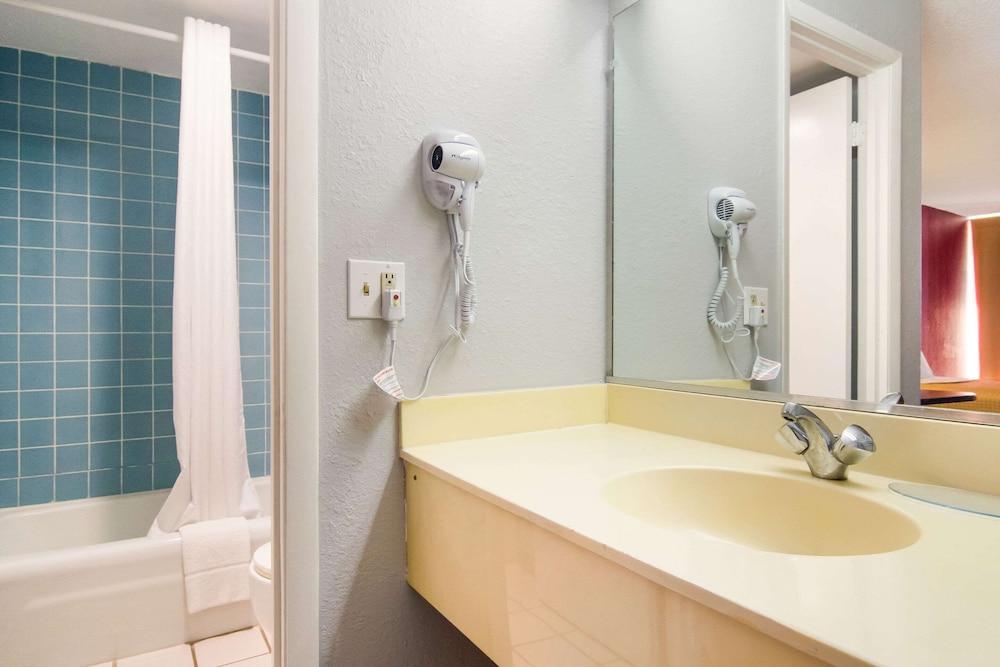 Econo Lodge photo 18