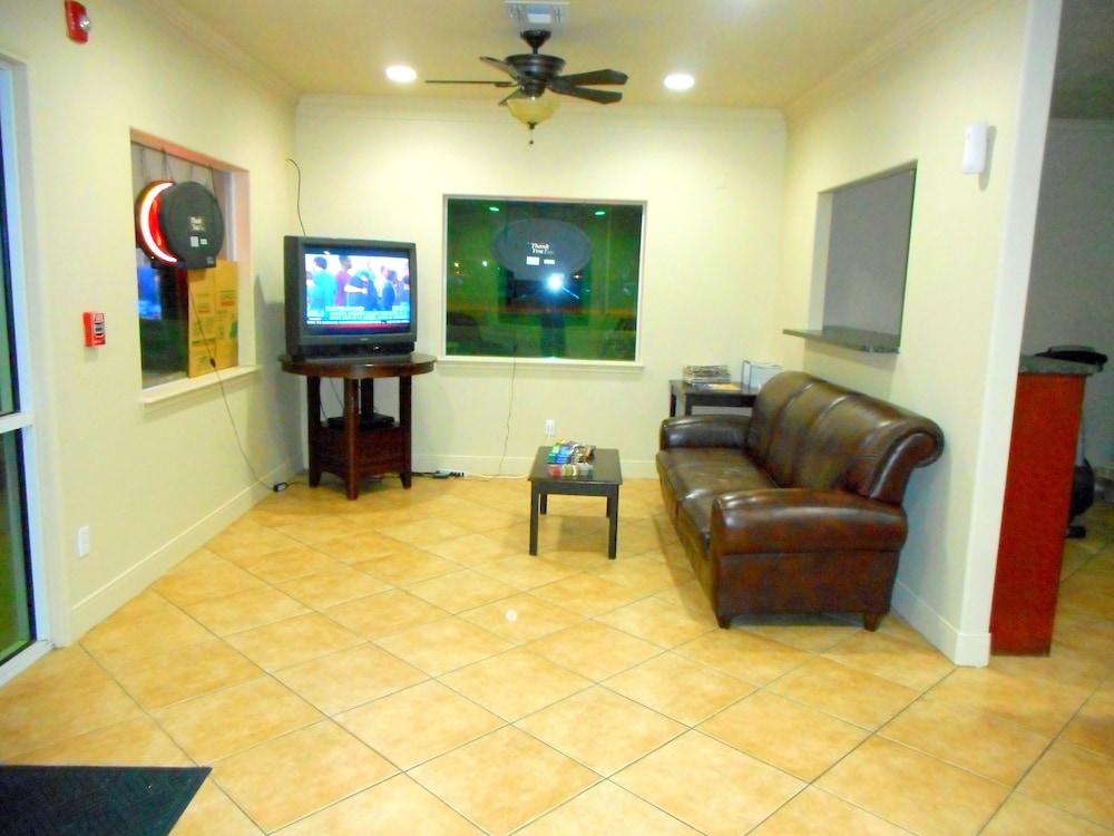 Crossroads Inn & Suites photo 20