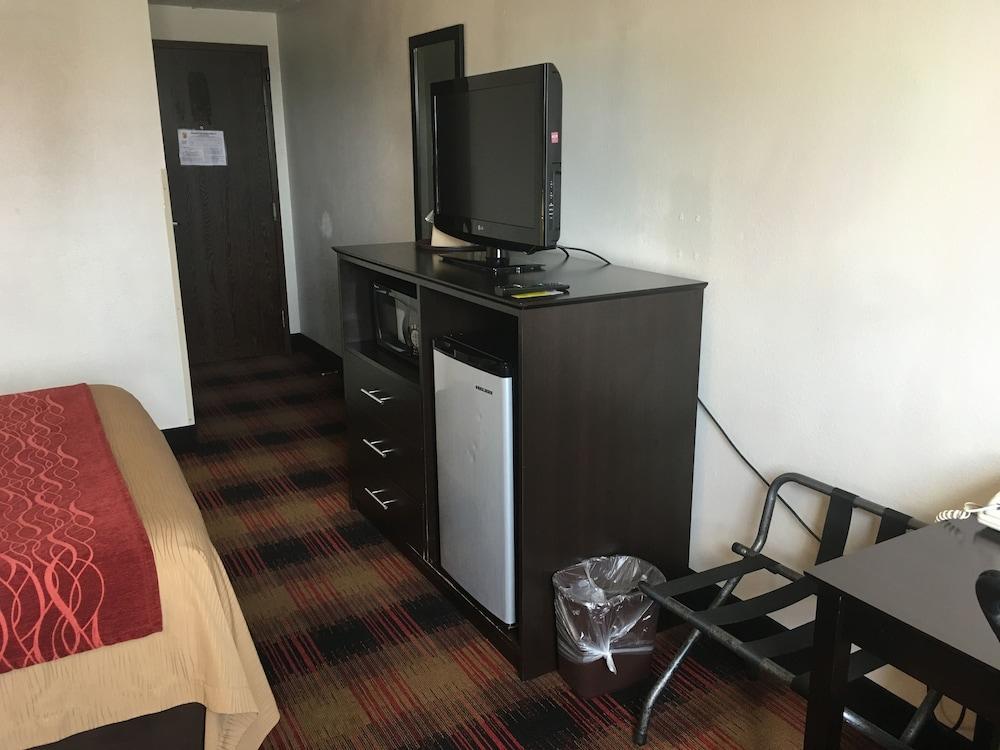 Red Roof Inn Ames photo 13