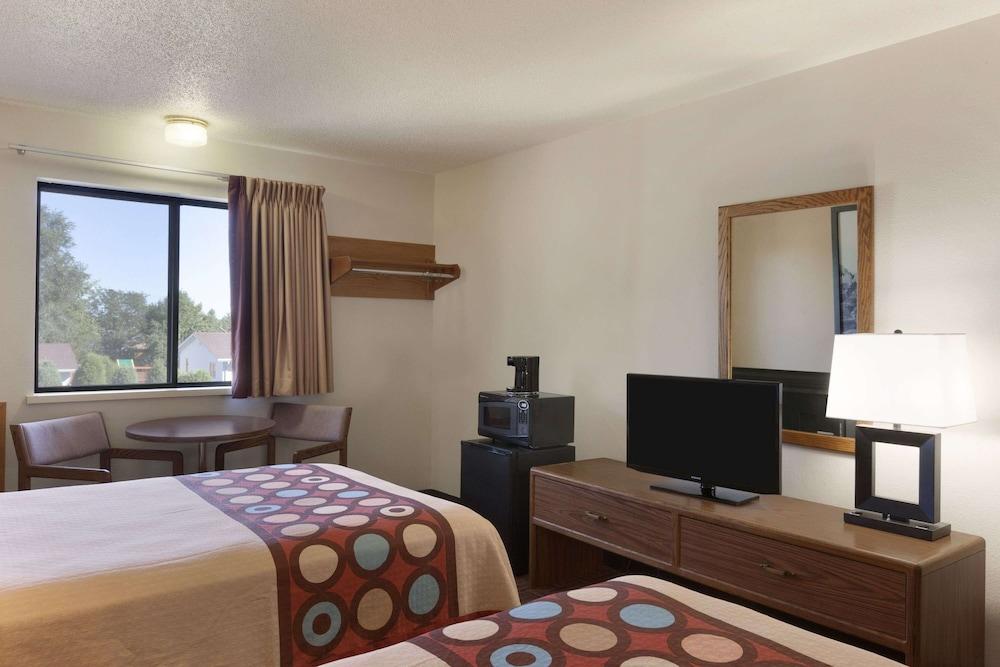 Super 8 by Wyndham Wall photo 3