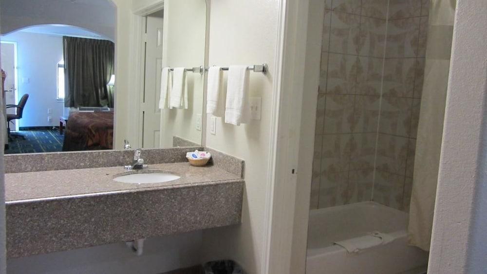 Regency Inn photo 17