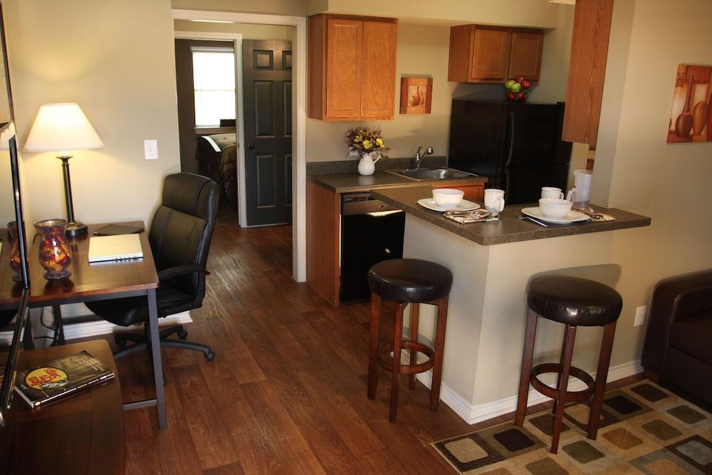 Eagle's Den Suites Kenedy a Travelodge by Wyndham photo 17