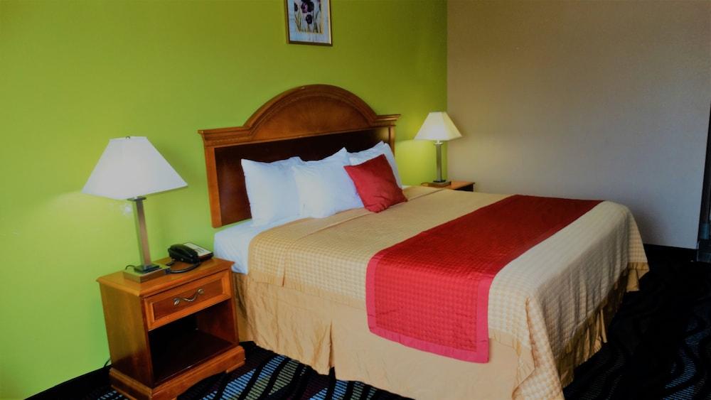 Oak Tree Inn & Suites photo 31