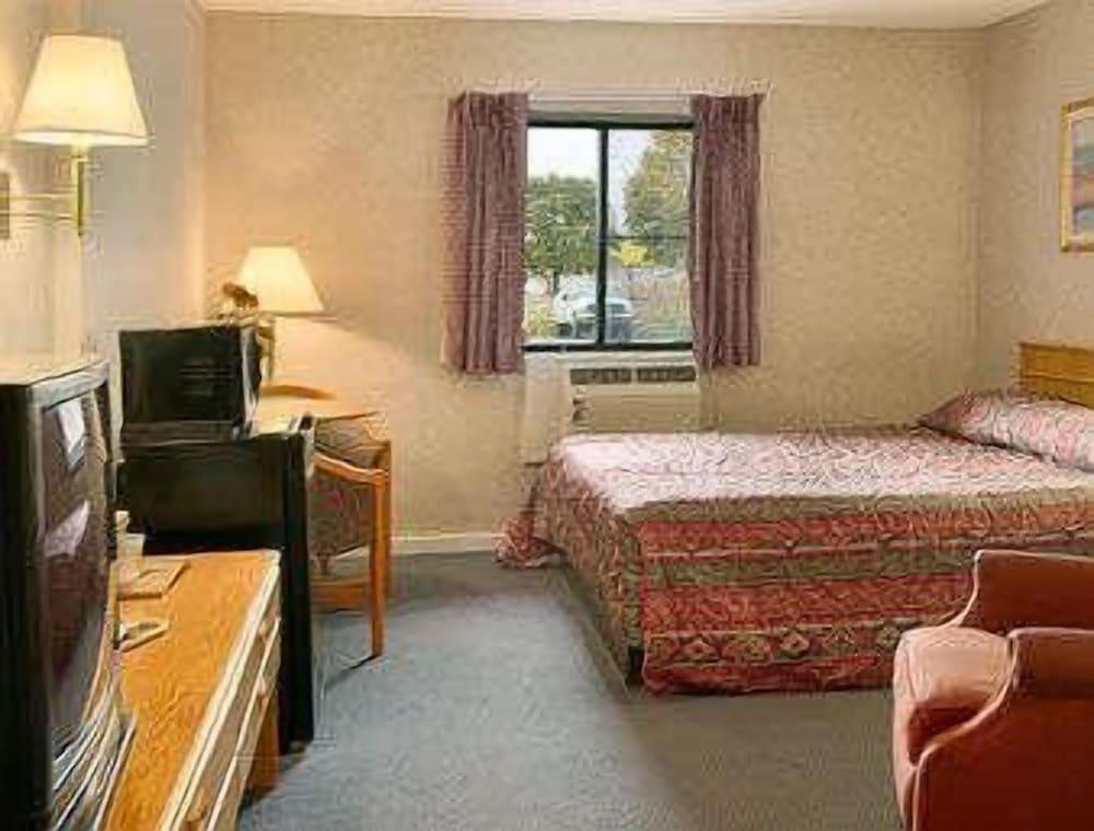 Econo Lodge photo 10