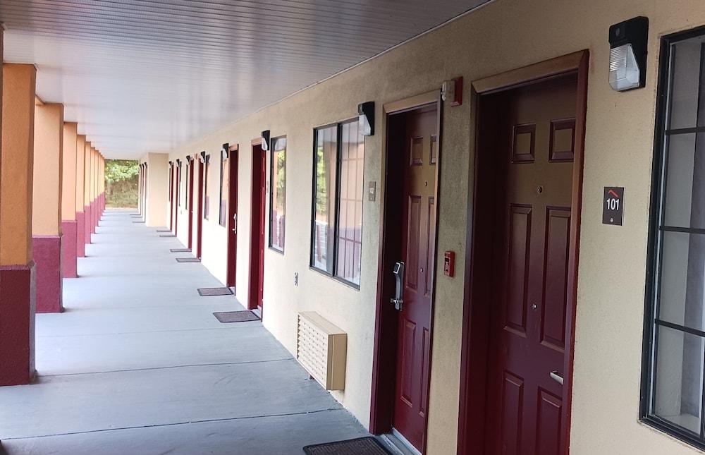 Red Roof Inn & Suites Jackson - Richland photo 18