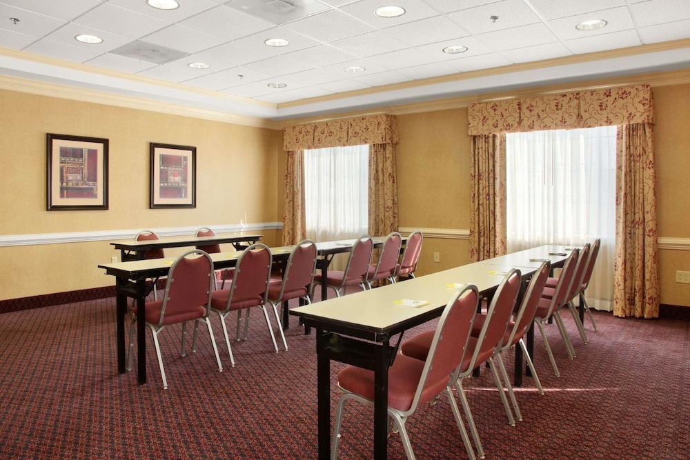 Days Inn by Wyndham Altavista photo 13