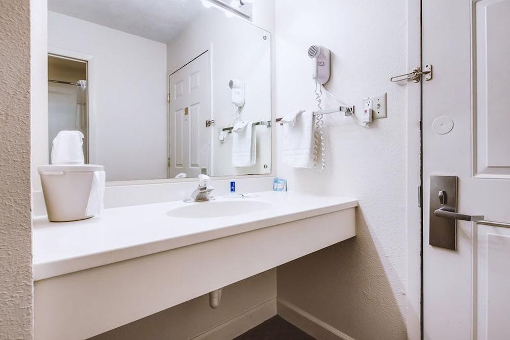 Coratel Inn & Suites By Jasper McCook photo 20