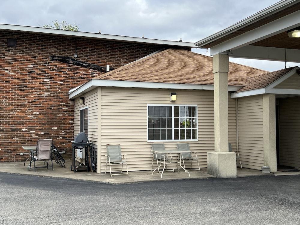 Town & Country Motel photo 3