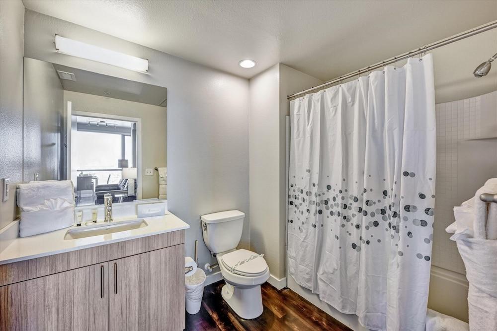 Global Luxury Suites at Woodbury photo 24