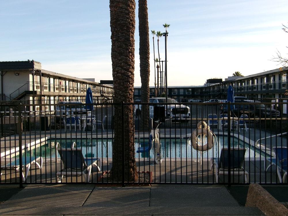 SureStay Hotel by Best Western Phoenix Airport photo 41