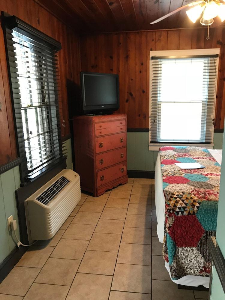 The Riverside Lodge at Chimney Rock photo 58
