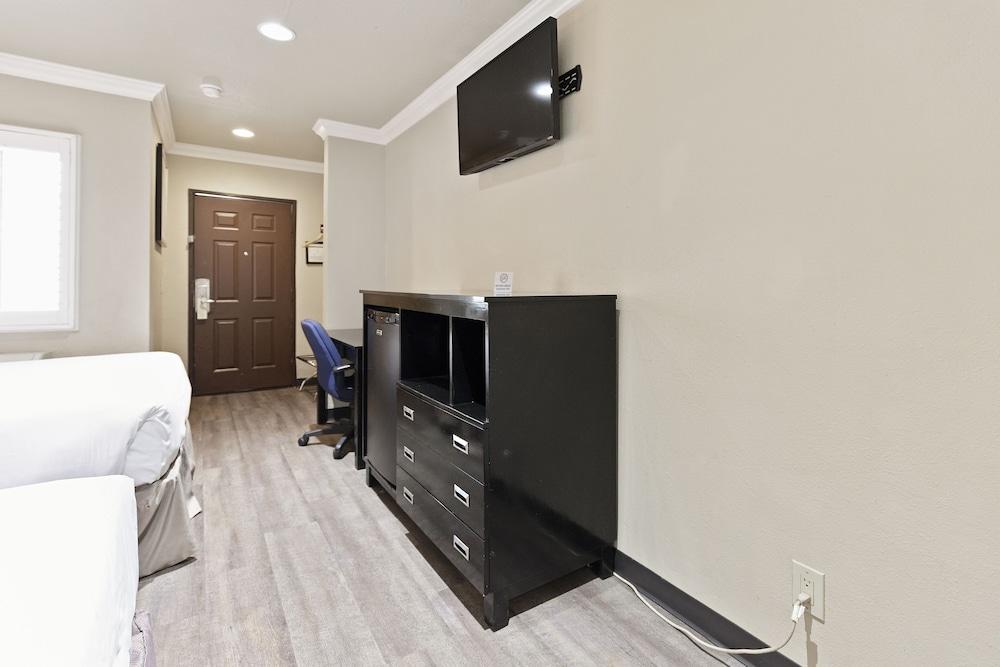 Le Blanc Inn & Suites photo 6