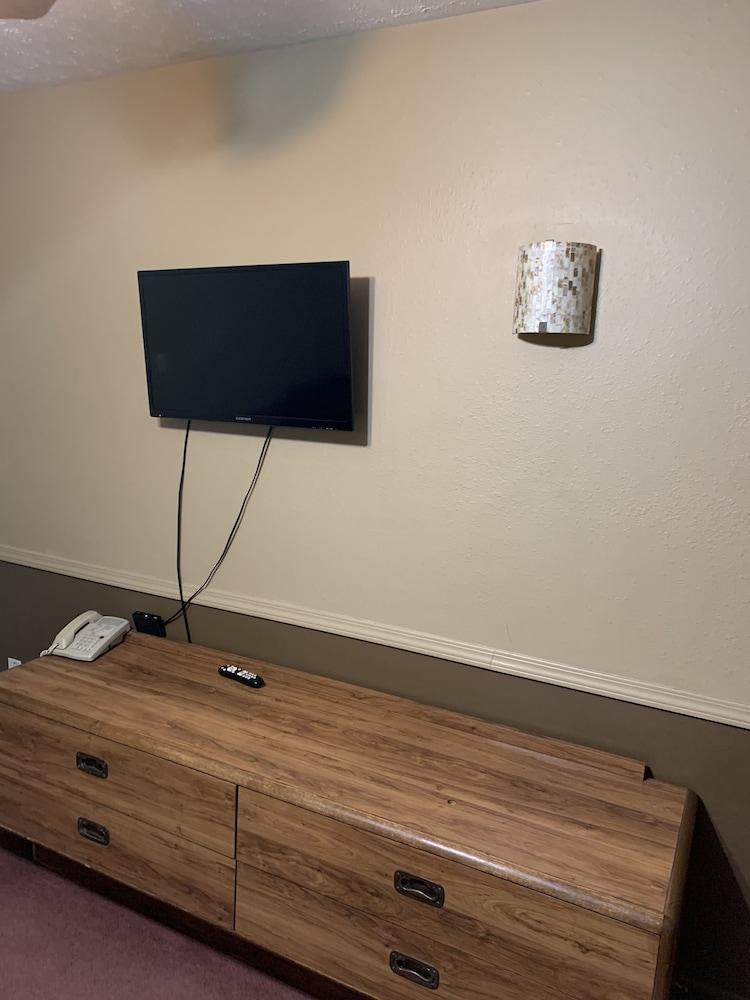 Blue Spruce Motel photo 7