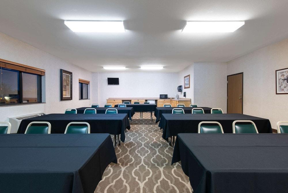Days Inn by Wyndham Mitchell SD photo 8