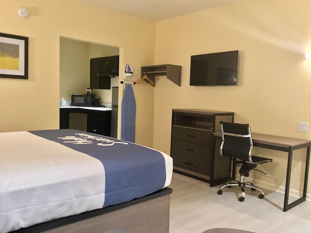 Days Inn by Wyndham Freeport photo 13