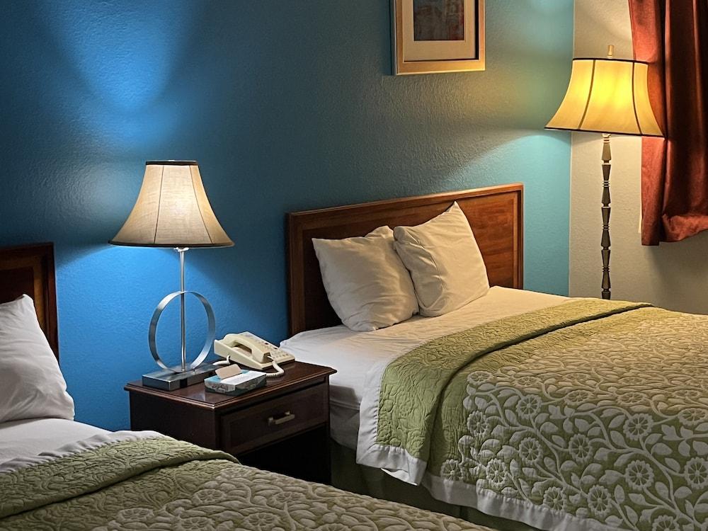 Rodeway Inn Whitehall photo 8