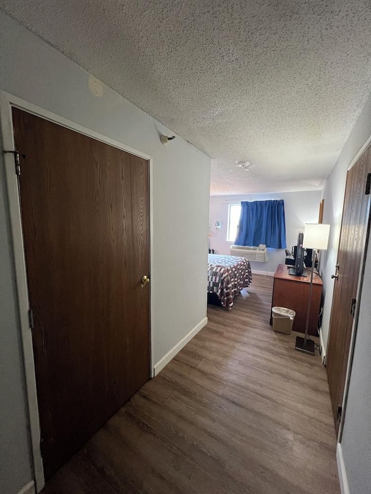 Economy 7 Inn - Norfolk photo 24