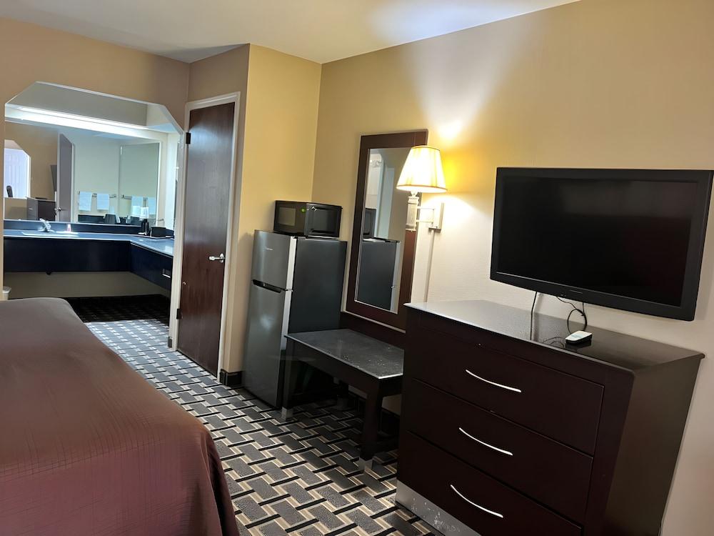 Days Inn & Suites by Wyndham Pine Bluff photo 26