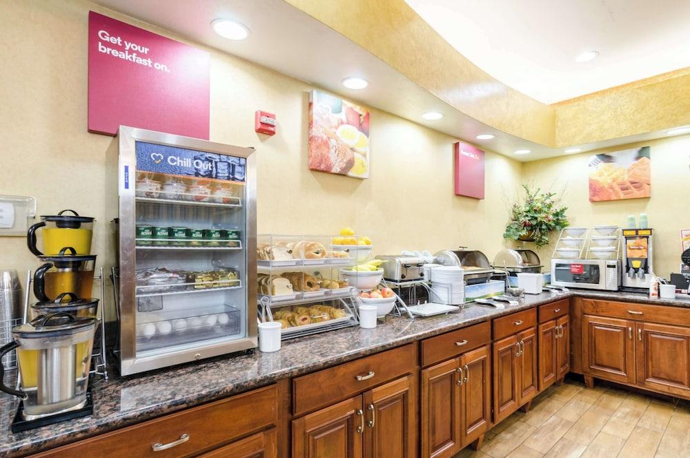 Comfort Suites Salina South photo 83