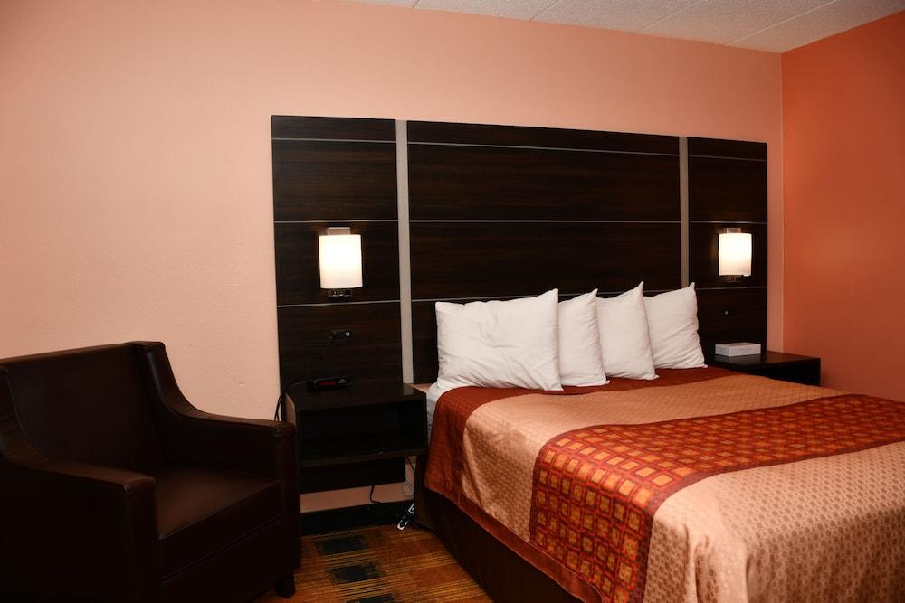 Regency Inn & Suites photo 7