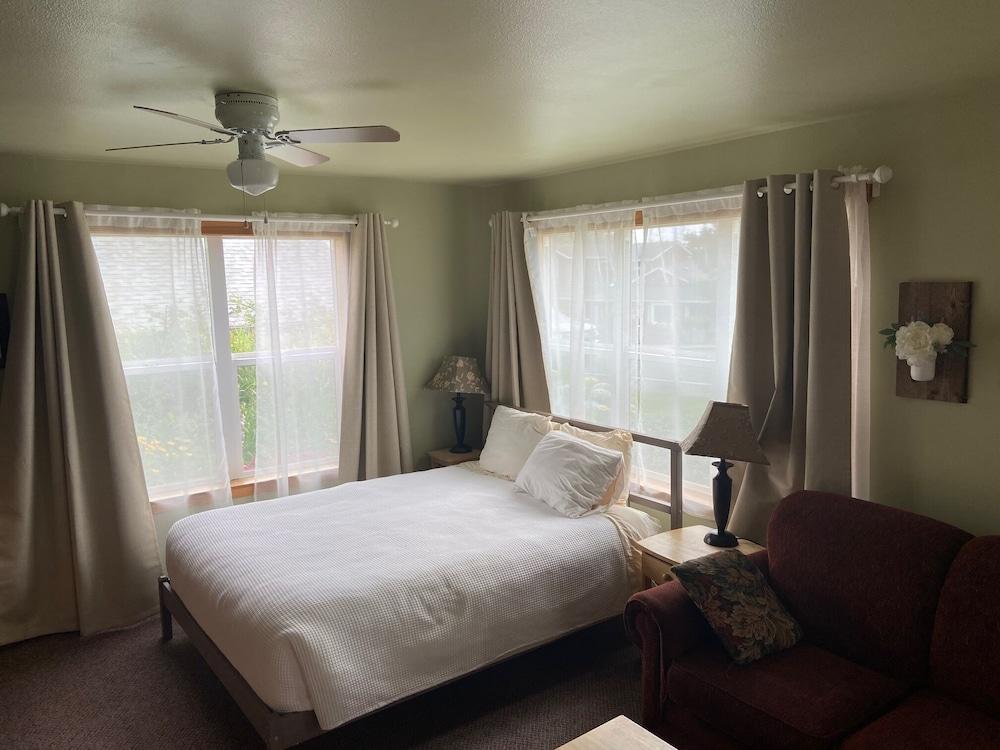 Sea Breeze Court photo 31