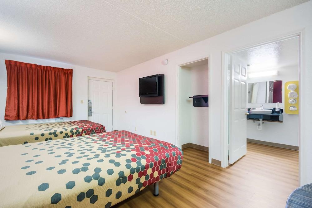 Econo Lodge photo 14